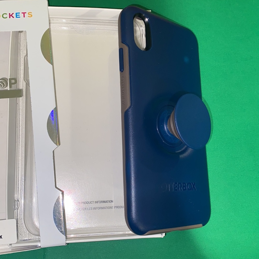 OtterBox+Pop Socket Case - Picture 2 of 4